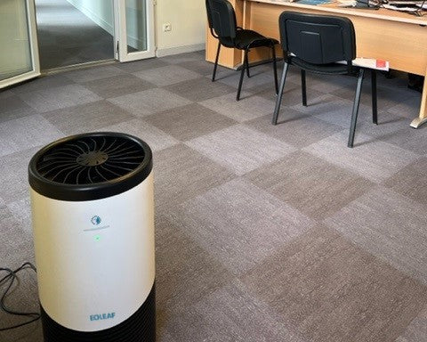 Eoleaf's AEROPRO 100 air purifier in an office