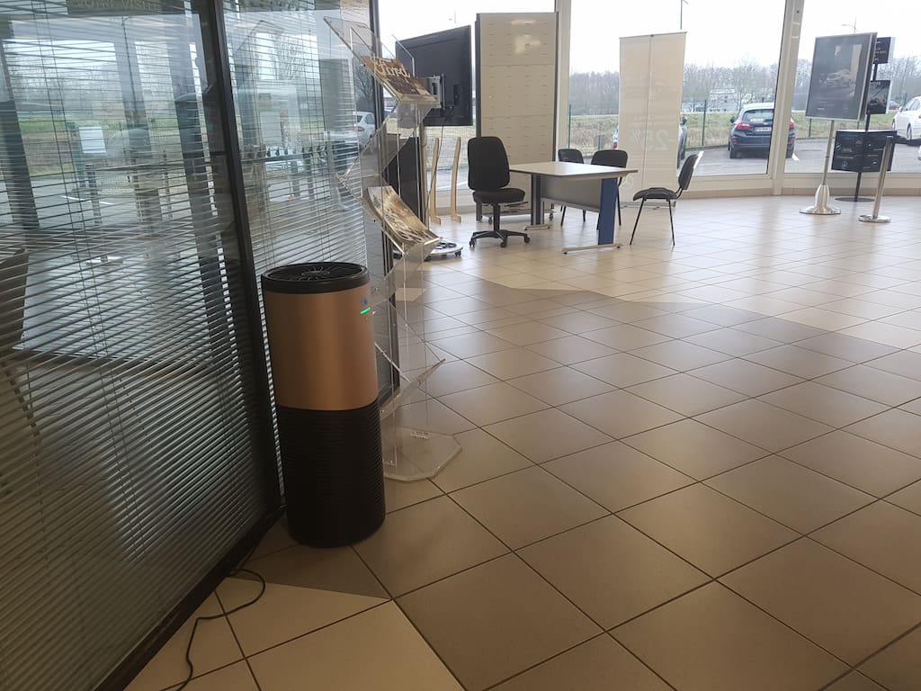 Eoleaf's AEROPRO 150 air purifier in an open office