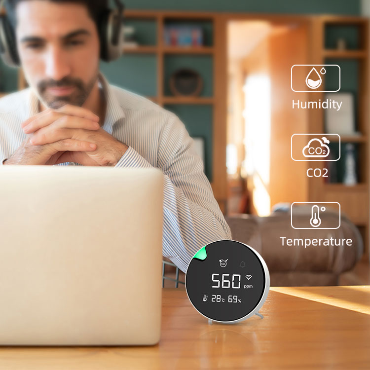 Eoleaf's Smart CO2 detector next to a man on a laptop