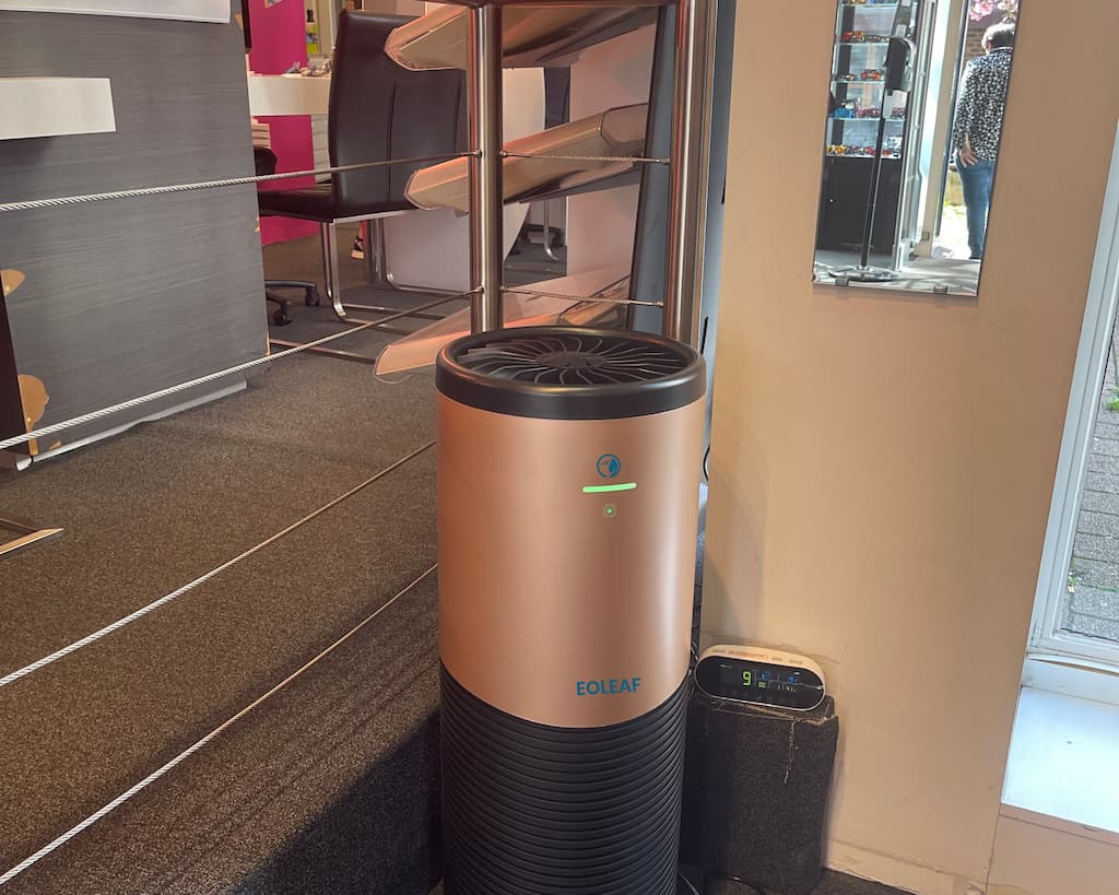 Eoleaf's AEROPRO 150 air purifier in a nail salon