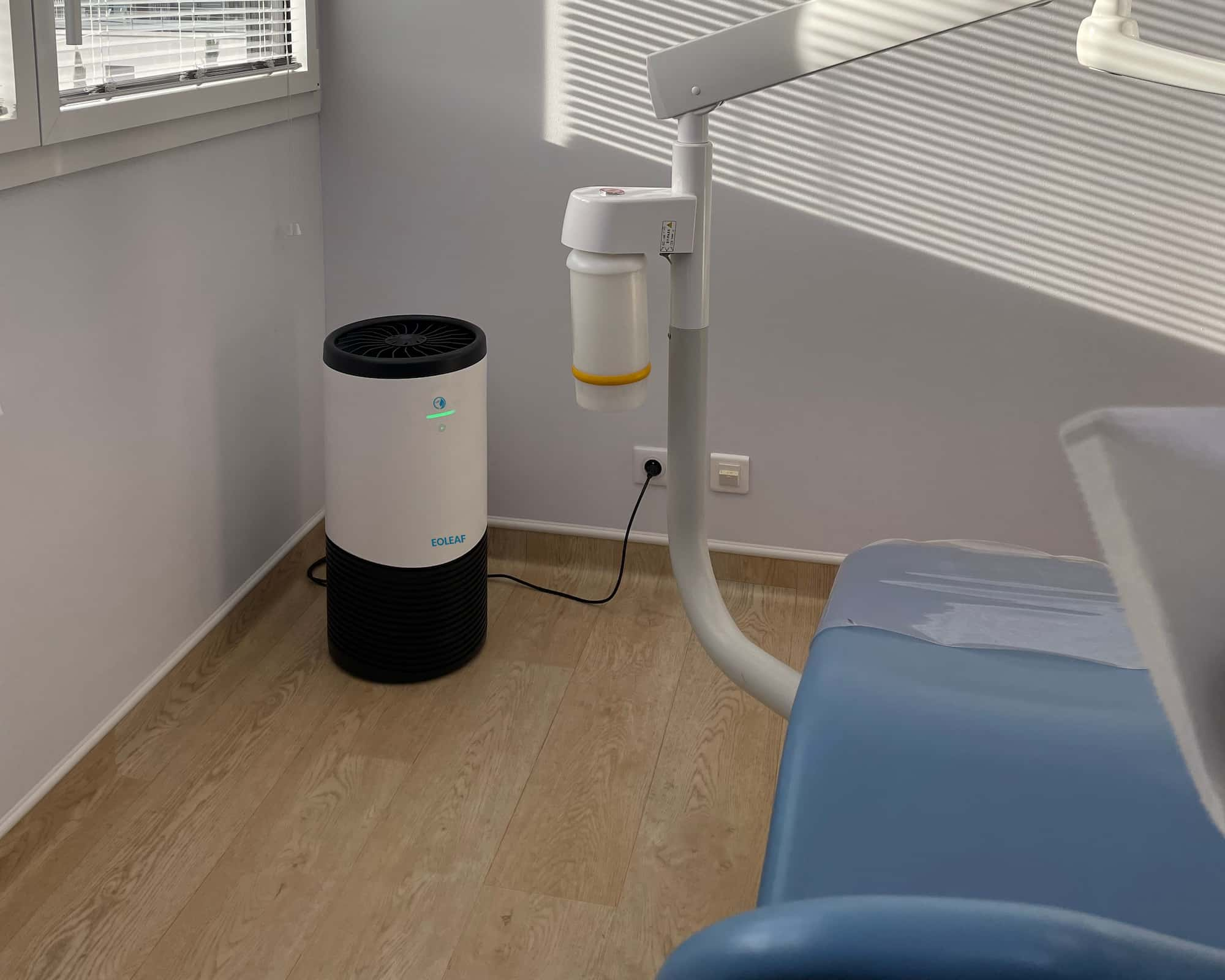 Eoleaf's AEROPRO 100 air purifier in a dental patient room