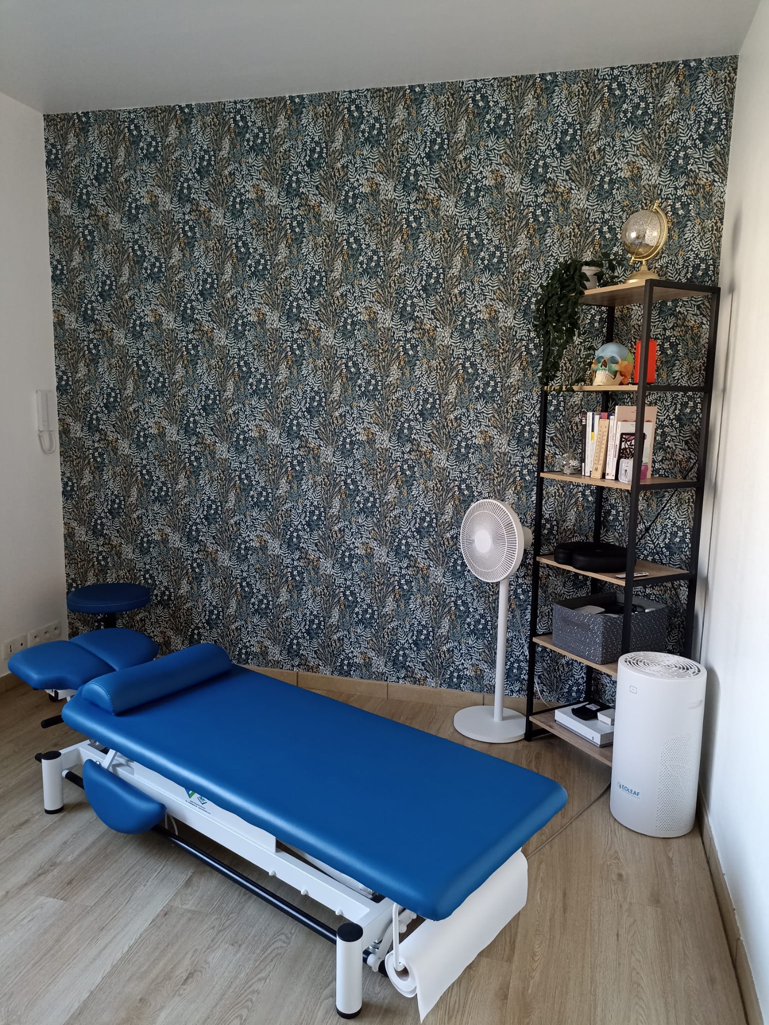 The AEROPRO 40 air purifier in a medical setting (osteopathy treatment room)