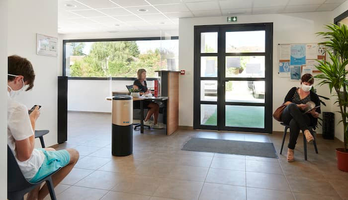 Eoleaf's AEROPRO 150 air purifier in a medical waiting room