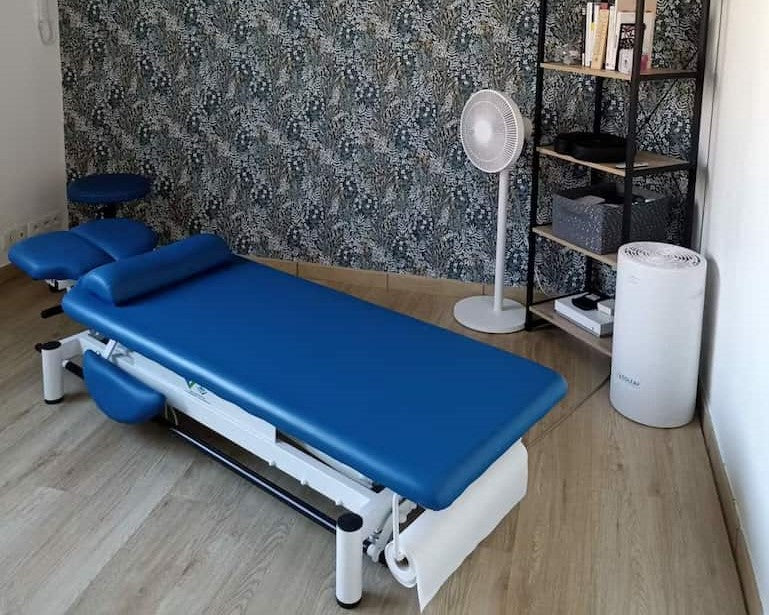 An osteopath's office with an Eoleaf AEROPRO 40 air purifier