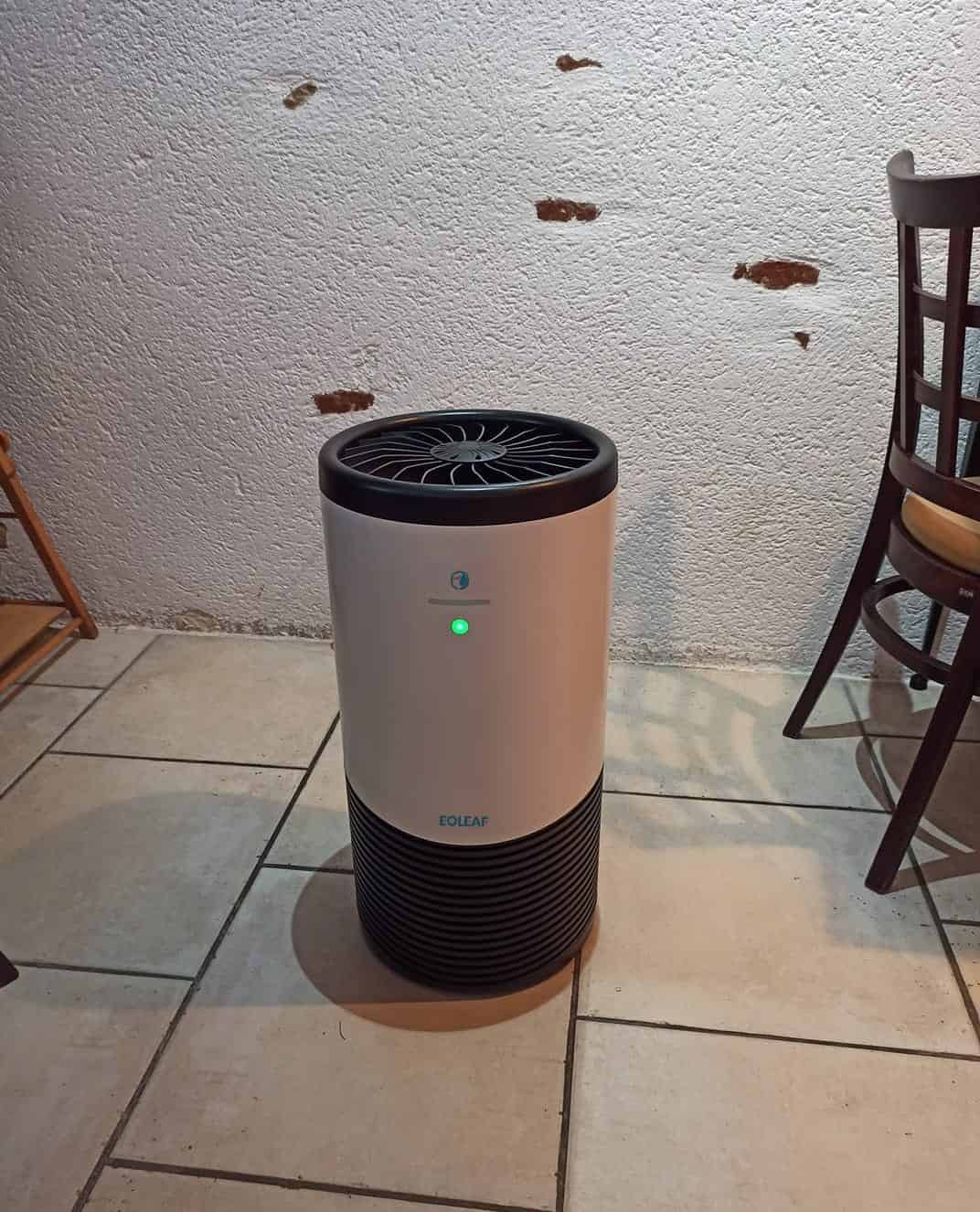 Eoleaf's AEROPRO 100 air purifier in a restaurant with white walls