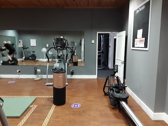 Eoleaf's AEROPRO 150 air purifier in a gym with exercise equipment